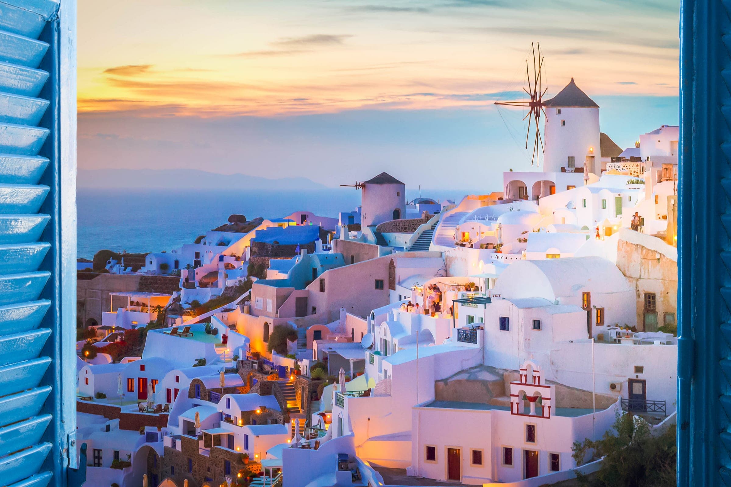 Village aux maisons blanches et dômes bleus en Grèce