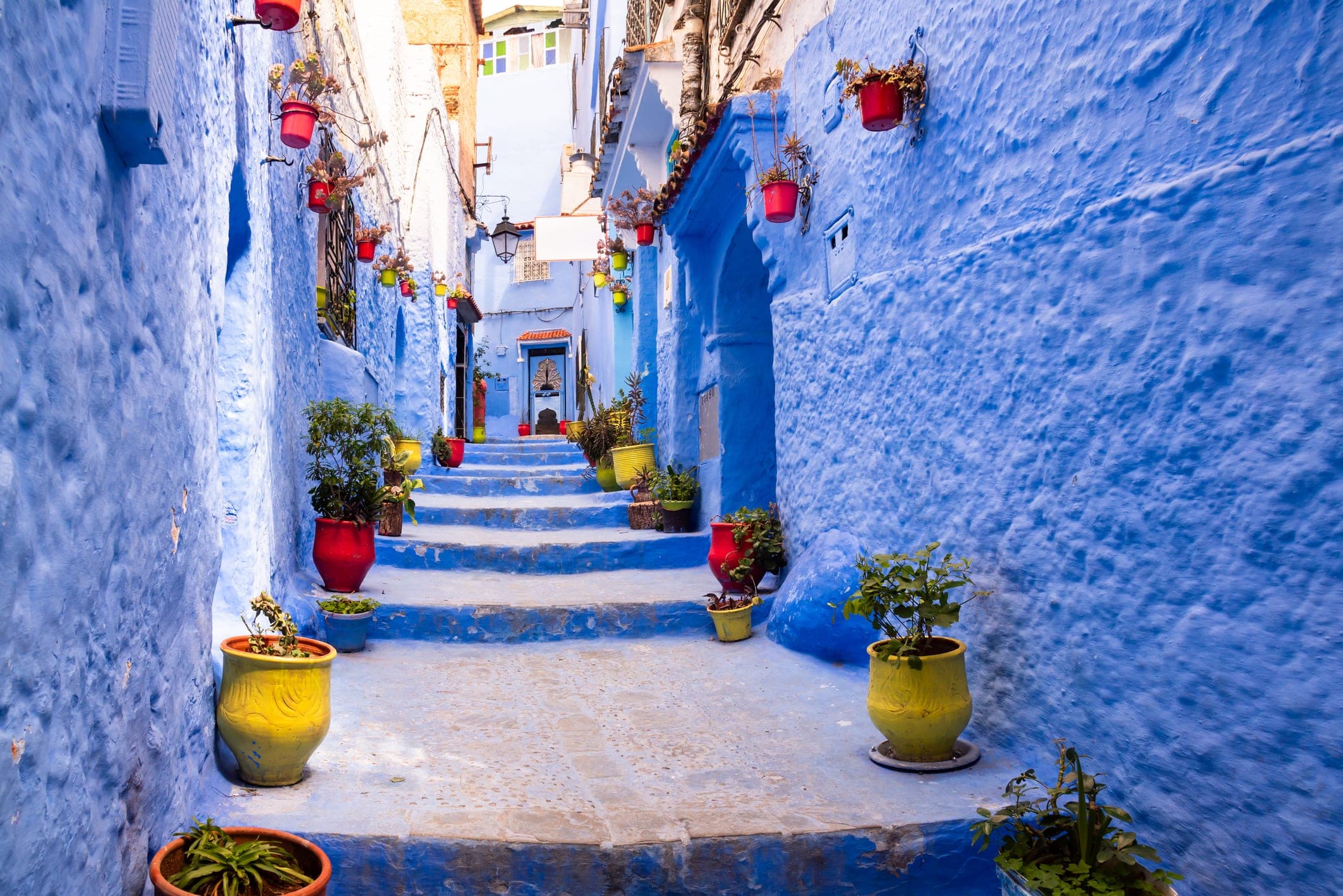 Ruelle traditionnelle colorée d'une médina au Maroc