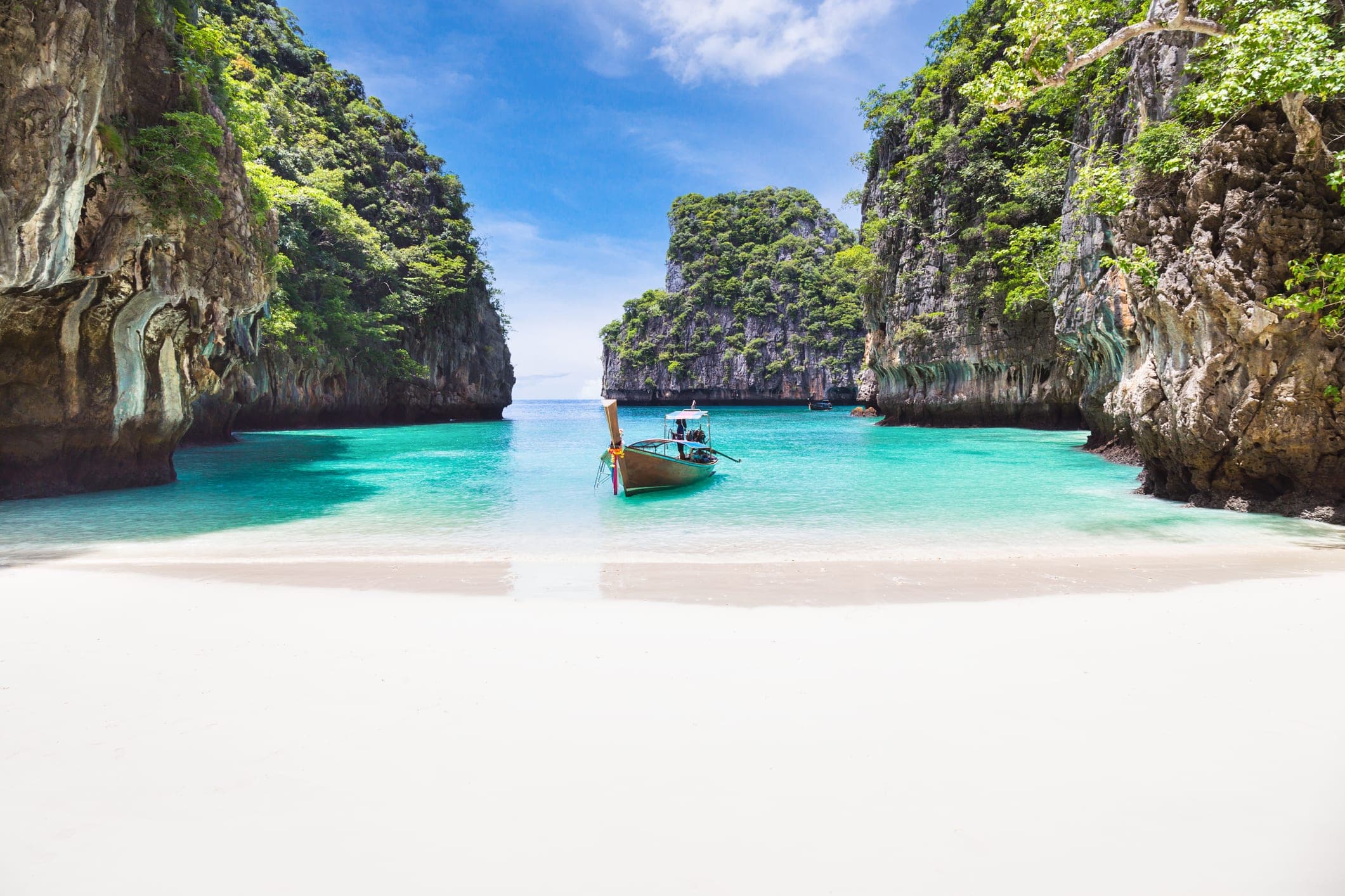 Plage paradisiaque aux eaux turquoise en Thaïlande