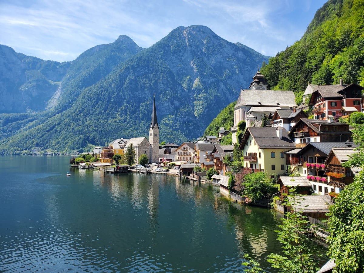 Village alpin au bord d'un lac dans le Salzkammergut — Voyage en Autriche avec CTA Voyages