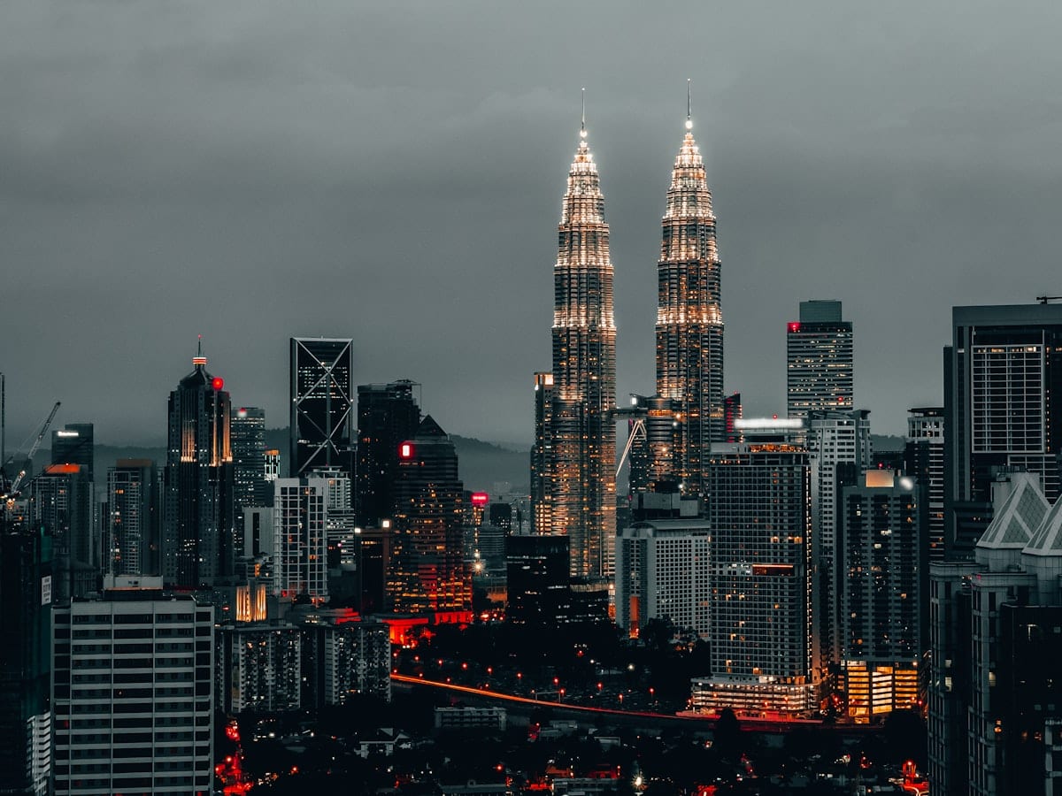 Gratte-ciel de Kuala Lumpur au crépuscule — Voyage en Malaisie avec CTA Voyages