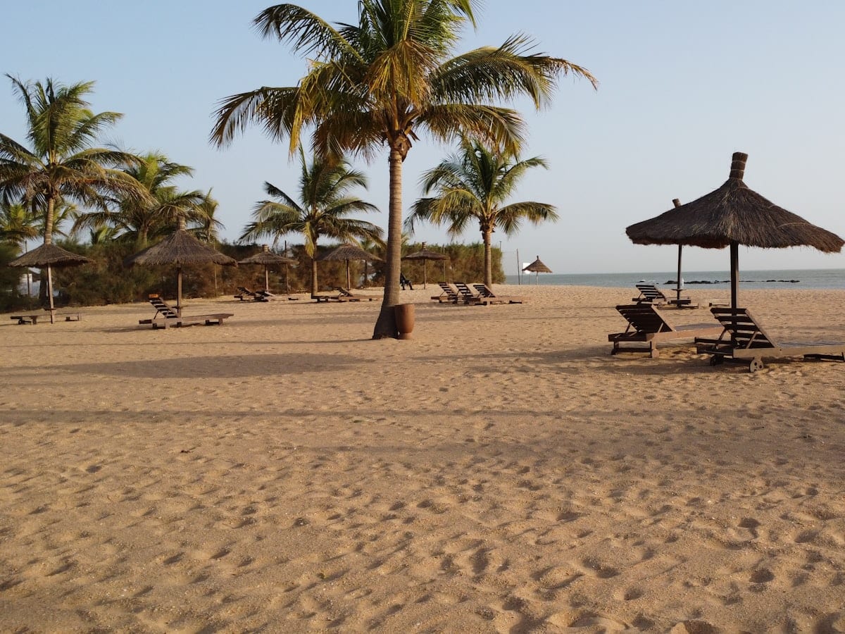 Pirogues colorées sur une plage de l'Atlantique au Sénégal — Voyage au Sénégal avec CTA Voyages